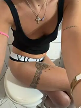 Snapshot of Lorella345 chatting on May 11, 2:45 pm Lorella345 online show from May 11, 2:45 pm
