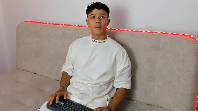  Alex Colton online show from May 3, 10:05 pm