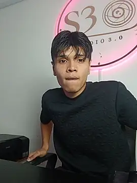 Snapshot of Alejandroo_Montenegro chatting on April 18, 10:43 pm Alejandroo Montenegro online show from April 18, 10:43 pm
