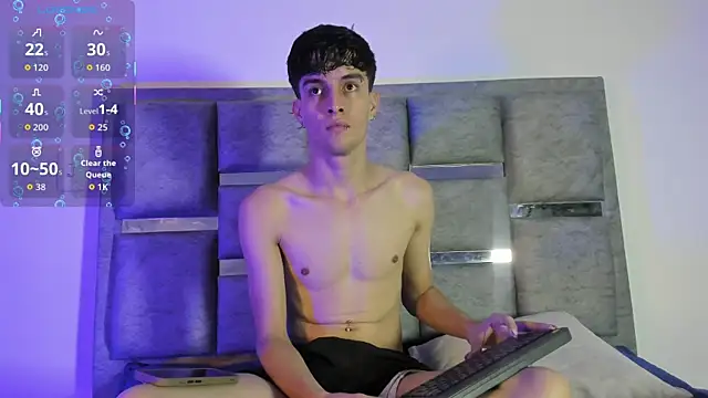 Snapshot of axxxel_twink chatting on May 5, 2:52 am axxxel twink online show from May 5, 2:52 am
