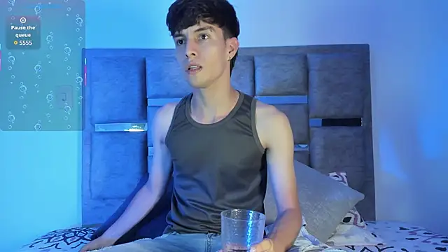 Snapshot of axxxel_twink chatting on May 10, 1:00 am axxxel twink online show from May 10, 1:00 am