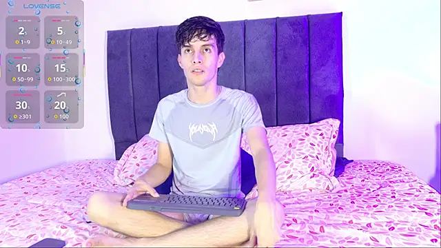 Snapshot of axxxel_twink chatting on May 29, 3:26 am axxxel twink online show from May 29, 3:26 am