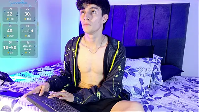 Snapshot of axxxel_twink chatting on June 8, 3:07 am axxxel twink online show from June 8, 3:07 am