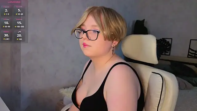 Lauraaa Smith online show from March 7, 9:17 am