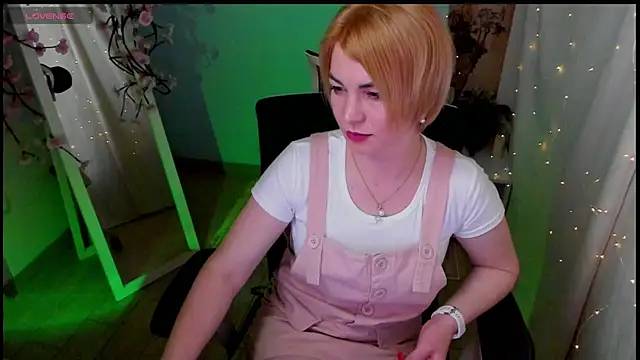 Snapshot of CuttieEmma chatting on May 6, 7:35 am CuttieEmma online show from May 6, 7:35 am