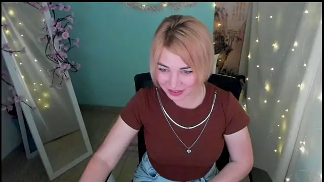 Snapshot of CuttieEmma chatting on June 16, 1:14 pm CuttieEmma online show from June 16, 1:14 pm