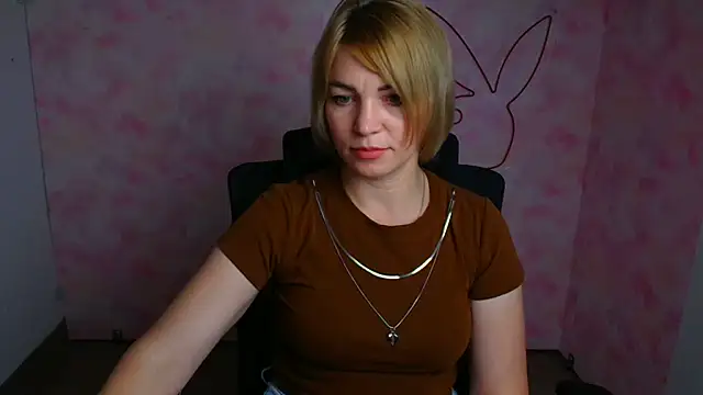 Snapshot of CuttieEmma chatting on July 2, 6:19 am CuttieEmma online show from July 2, 6:19 am
