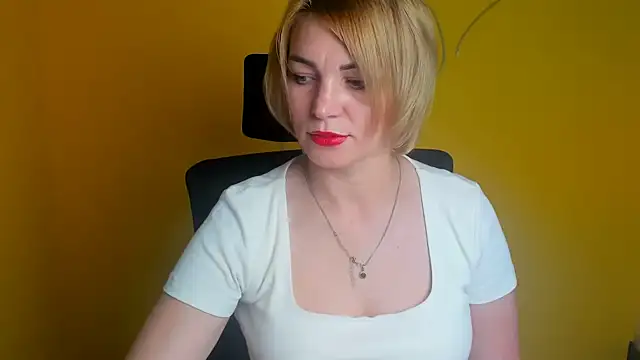 Snapshot of CuttieEmma chatting on July 3, 11:49 am CuttieEmma online show from July 3, 11:49 am