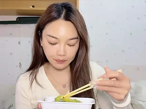 Snapshot of leilei660 chatting on February 3, 8:30 am leilei660 online show from February 3, 8:30 am