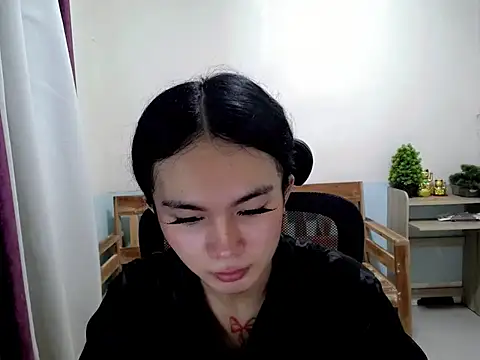 Snapshot of devine_goddess chatting on July 13, 5:21 am devine goddess online show from July 13, 5:21 am