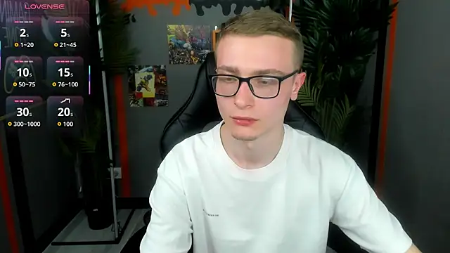 Snapshot of Emmit_Barker chatting on May 13, 3:53 pm Emmit Barker online show from May 13, 3:53 pm