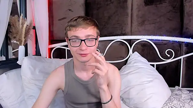 Snapshot of Emmit_Barker chatting on July 9, 10:58 pm Emmit Barker online show from July 9, 10:58 pm