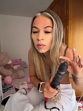 Snapshot of Mia_Rosee1 chatting on June 7, 5:27 pm Mia Rosee1 online show from June 7, 5:27 pm