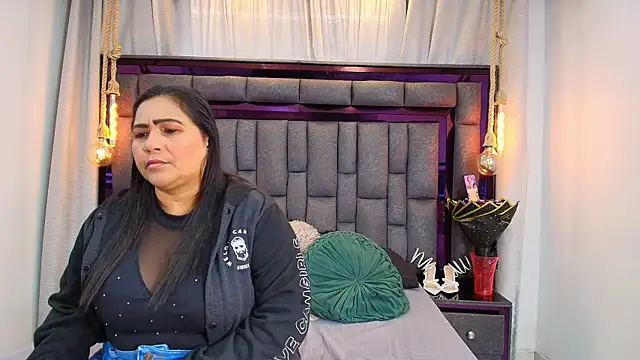 Karina Mendoza online show from May 22, 12:00 pm