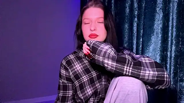 Sarahsolara online show from March 9, 4:00 pm