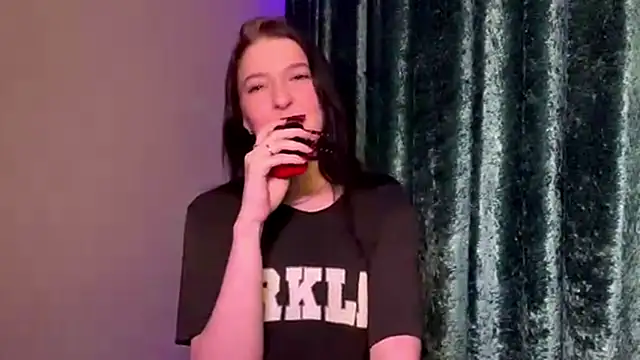 Sarahsolara online show from March 11, 5:19 pm