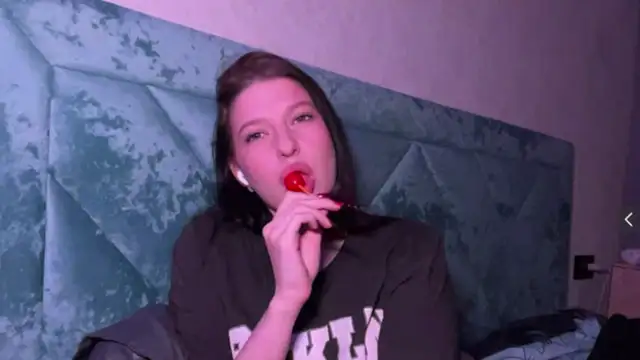 Sarahsolara online show from March 17, 3:26 pm