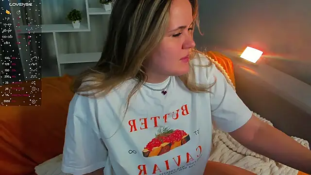 Snapshot of LilyBel chatting on March 16, 10:19 am LilyBel online show from March 16, 10:19 am