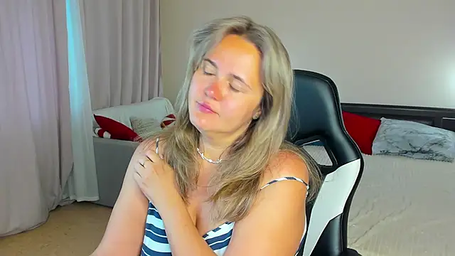Snapshot of LilyBel chatting on July 14, 12:57 am LilyBel online show from July 14, 12:57 am
