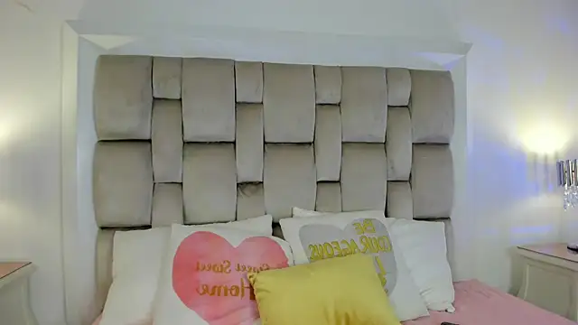 Snapshot of sweets_one chatting on August 6, 3:52 am sweets one online show from August 6, 3:52 am