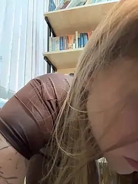 Snapshot of StreetSquirt chatting on June 1, 3:30 am StreetSquirt online show from June 1, 3:30 am