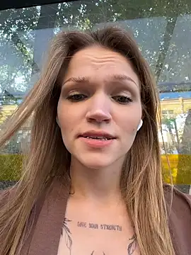 Snapshot of StreetSquirt chatting on July 18, 3:33 am StreetSquirt online show from July 18, 3:33 am