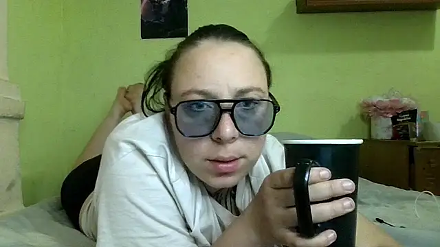 MillaSourety online show from April 29, 3:27 pm