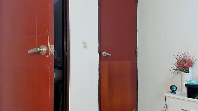 Jennifer Lee  online show from February 4, 10:04 pm