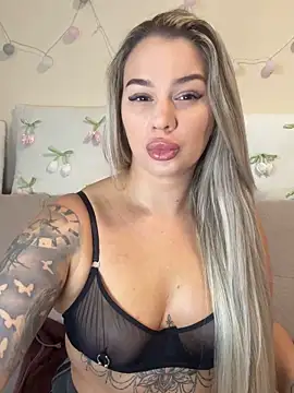 Snapshot of sexybatwomen33 chatting on May 18, 6:52 am sexybatwomen33 online show from May 18, 6:52 am