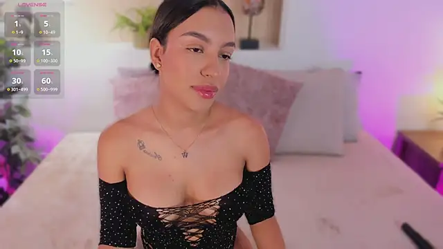Snapshot of xiomara_cortes chatting on May 3, 12:44 pm xiomara cortes online show from May 3, 12:44 pm