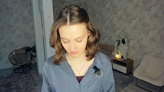 Snapshot of LianneBynon chatting on February 6, 8:18 am LianneBynon online show from February 6, 8:18 am