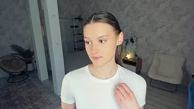 Snapshot of LianneBynon chatting on March 5, 8:32 am LianneBynon online show from March 5, 8:32 am