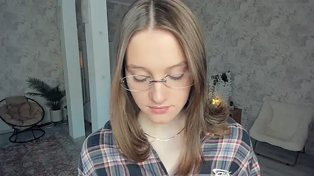 Snapshot of LianneBynon chatting on March 8, 9:24 am LianneBynon online show from March 8, 9:24 am