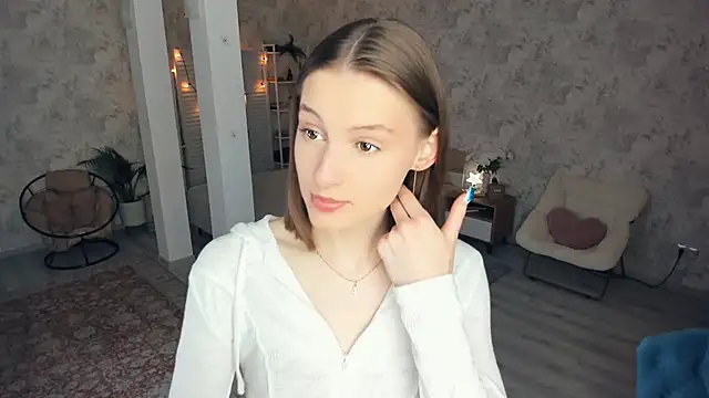 LianneBynon online show from June 1, 8:27 am