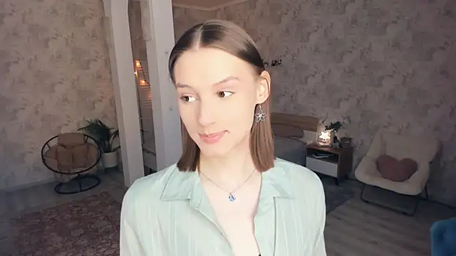 LianneBynon online show from June 6, 8:41 am