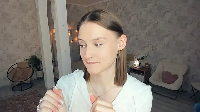 LianneBynon online show from June 13, 8:34 am