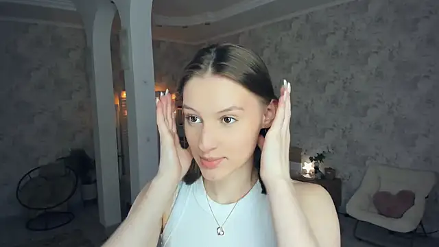 LianneBynon online show from June 15, 8:38 am