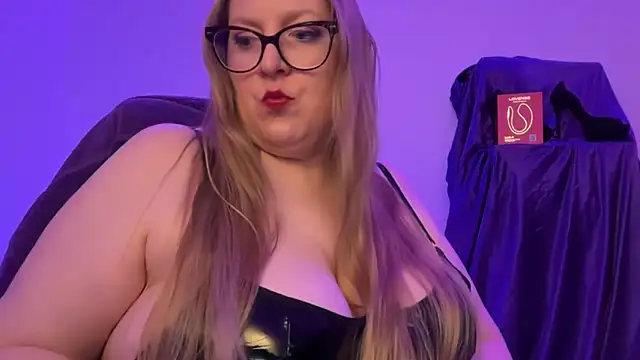 Snapshot of MissCharlotteXx chatting on April 11, 1:54 am MissCharlotteXx online show from April 11, 1:54 am