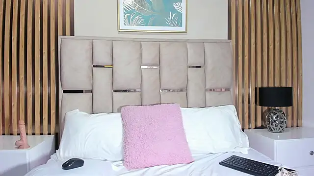 emma evanss   online show from March 11, 11:38 am