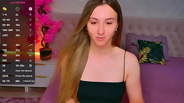 Snapshot of JasminUqueen chatting on June 8, 1:20 am JasminUqueen online show from June 8, 1:20 am