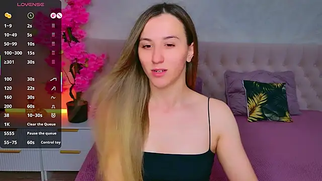 Snapshot of JasminUqueen chatting on June 9, 1:17 am JasminUqueen online show from June 9, 1:17 am