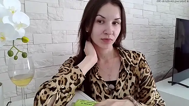 Snapshot of JuliaLovely chatting on May 25, 1:50 pm JuliaLovely online show from May 25, 1:50 pm