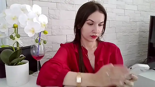 Snapshot of JuliaLovely chatting on June 24, 1:43 pm JuliaLovely online show from June 24, 1:43 pm