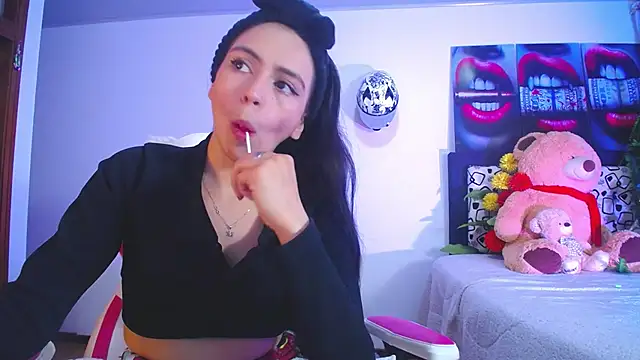 Snapshot of lika_little0 chatting on May 23, 12:27 am lika little0 online show from May 23, 12:27 am