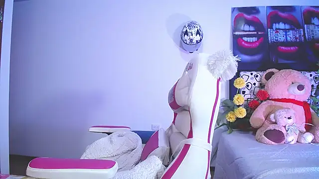 Snapshot of lika_little0 chatting on June 19, 11:08 pm lika little0 online show from June 19, 11:08 pm