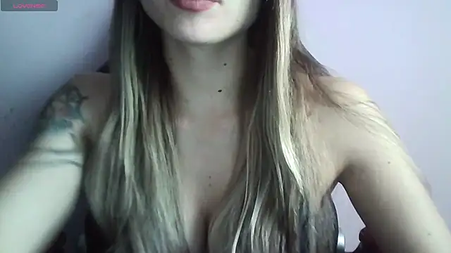 Snapshot of Tifanny_0a chatting on June 1, 9:16 pm Tifanny 0a online show from June 1, 9:16 pm