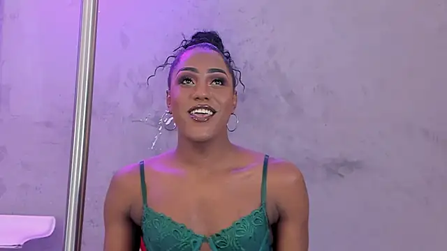 Snapshot of naomi__blair chatting on May 11, 3:45 am naomi blair online show from May 11, 3:45 am