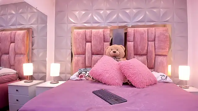 Paris Velvet online show from April 20, 10:33 pm