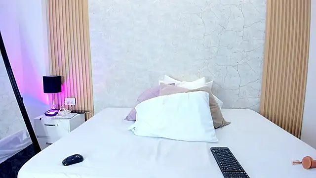 Snapshot of ViolettaRousee_ chatting on May 23, 9:41 pm ViolettaRousee online show from May 23, 9:41 pm