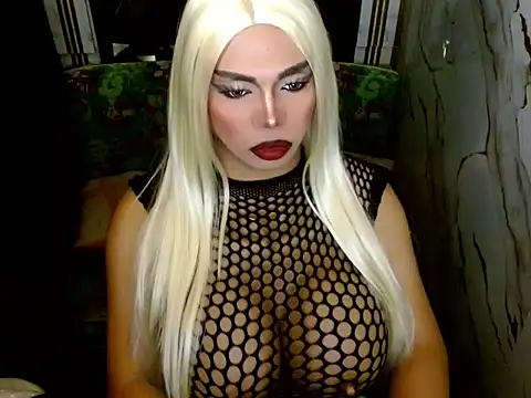 Snapshot of SelfSvcker chatting on March 20, 11:15 am SelfSvcker online show from March 20, 11:15 am